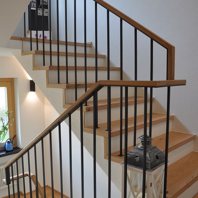 Innentreppe Holz braun Stahl schwarz