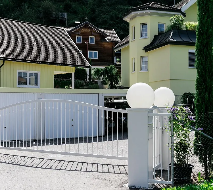 Einfahrtstor und Gehtor