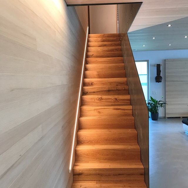 Beleuchtete Treppe Holz und Metall