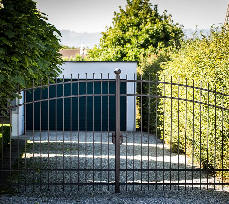 Einfahrtstor und Gehtor
