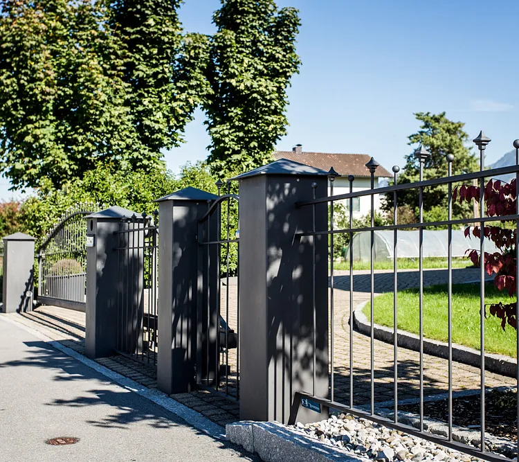 Einfahrtstor und Gehtor